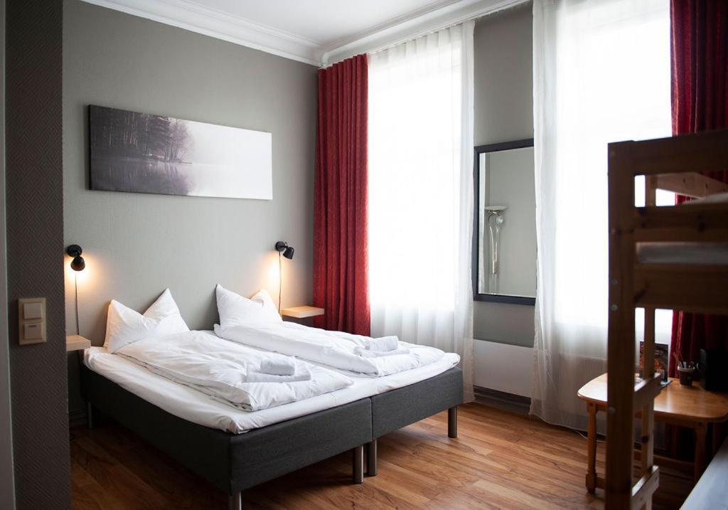 Henriks Hotell Шиен Екстериор снимка